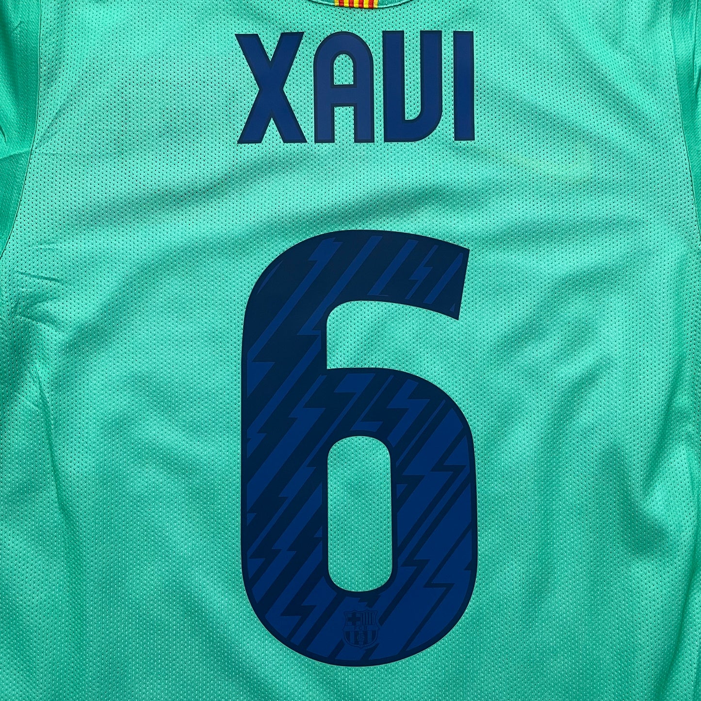 <tc>2010-2011 FC Barcelona Player Issue camiseta visitante #6 Xavi (M)</tc>