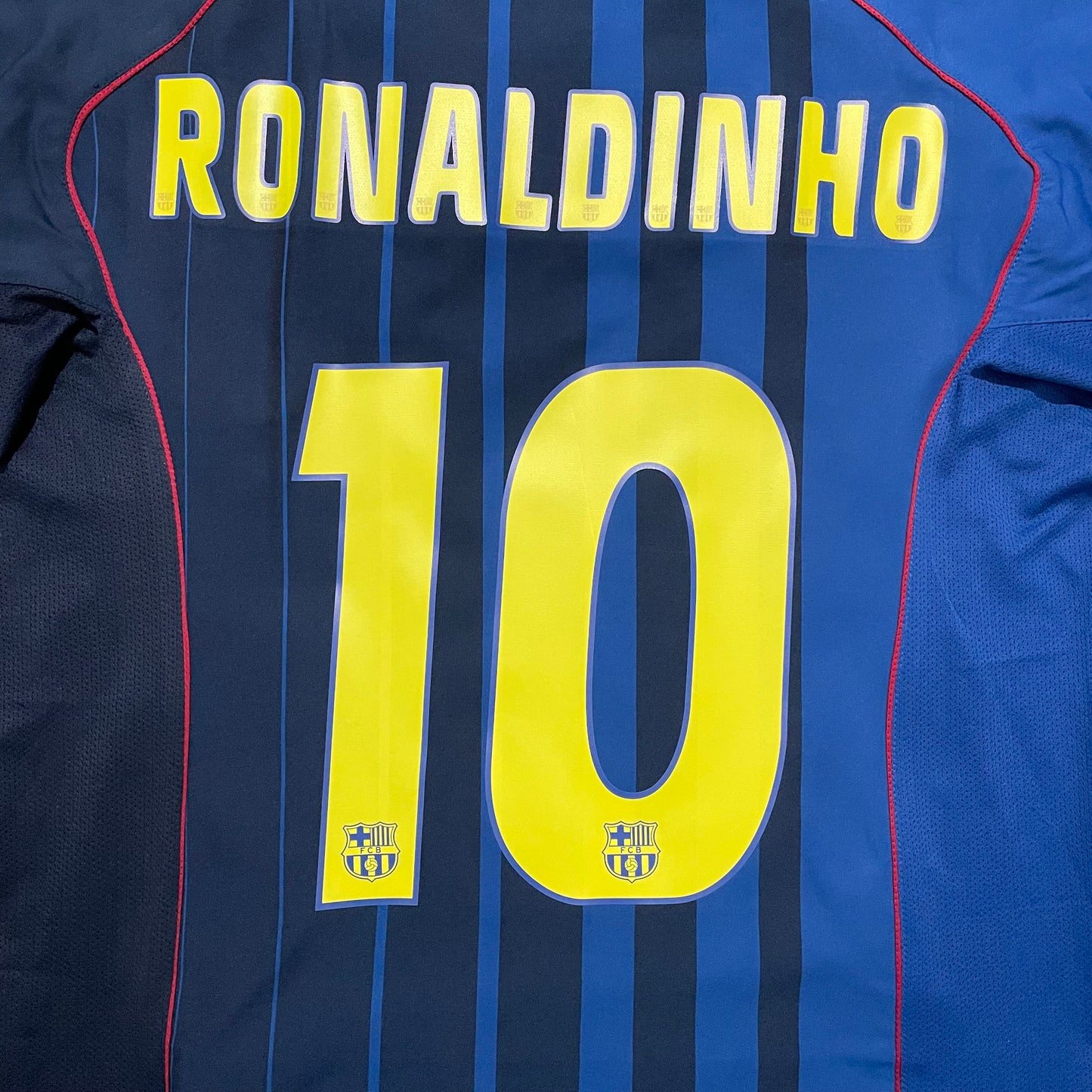 2004-2005 FC Barcelona away shirt #10 Ronaldinho (L)