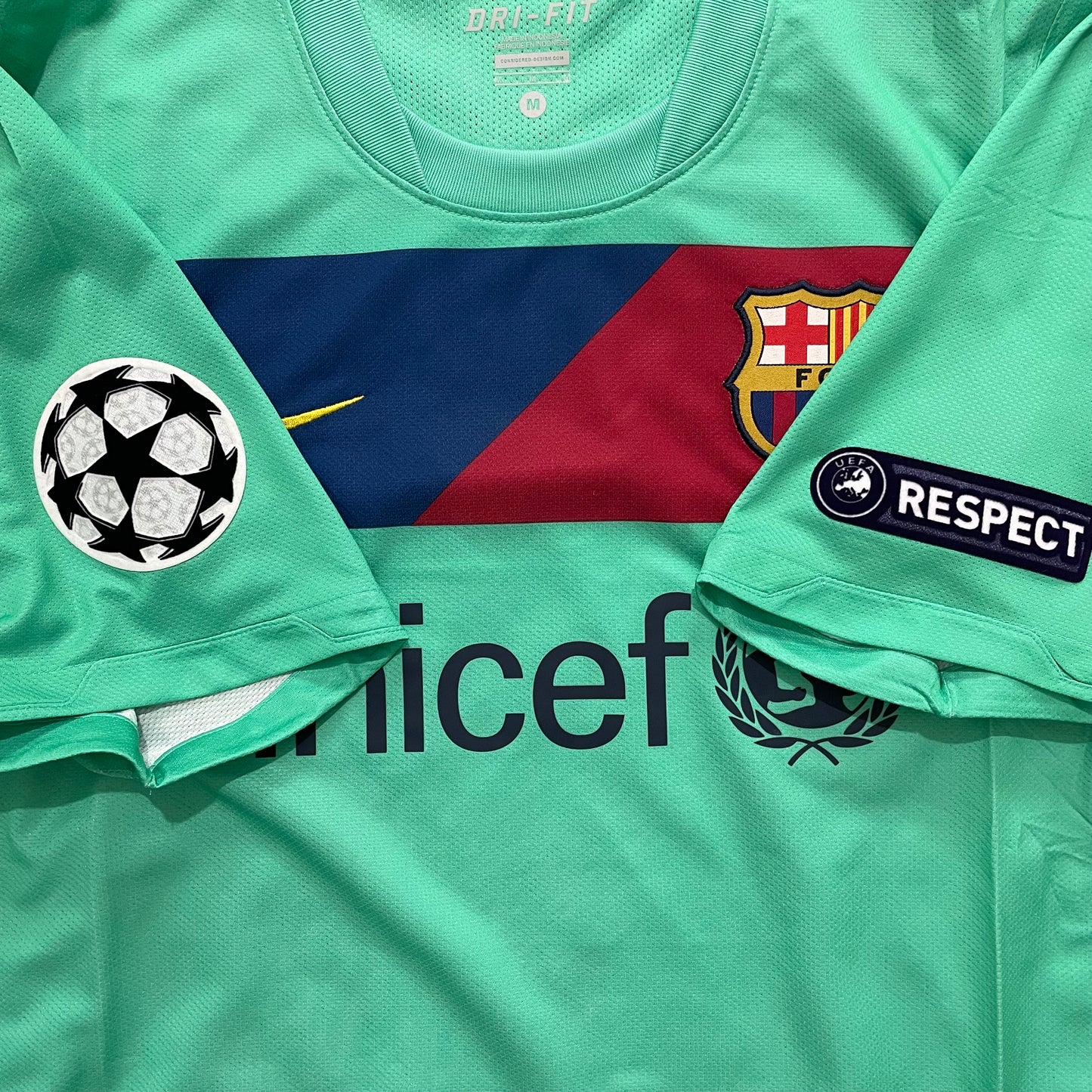 <tc>2010-2011 FC Barcelona Player Issue camiseta visitante #6 Xavi (M)</tc>