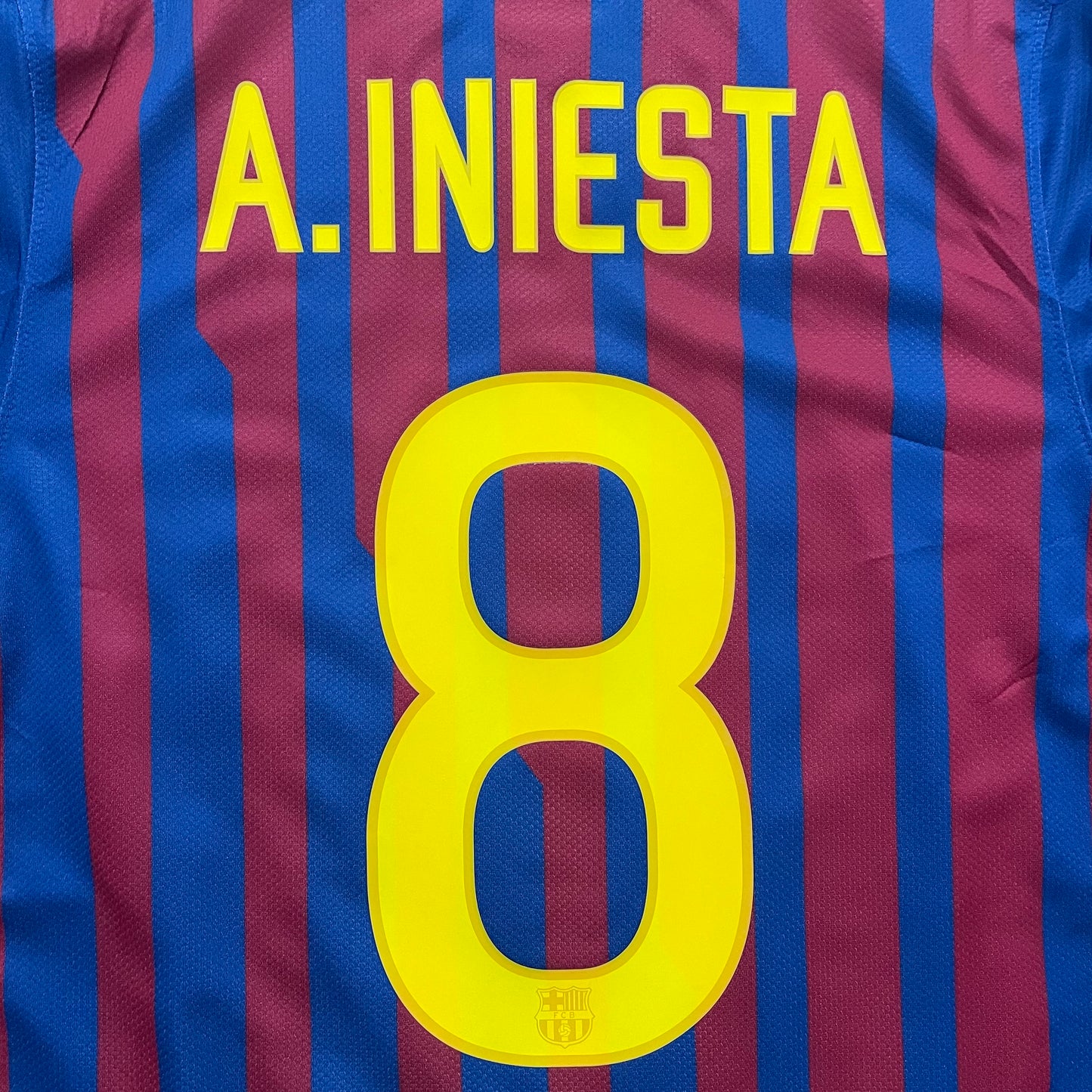 <tc>2011-2012 FC Barcelona Player Issue camiseta local #8 Iniesta (M)</tc>