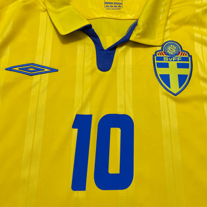 2009 Sweden home shirt #10 Ibrahimovic (L)