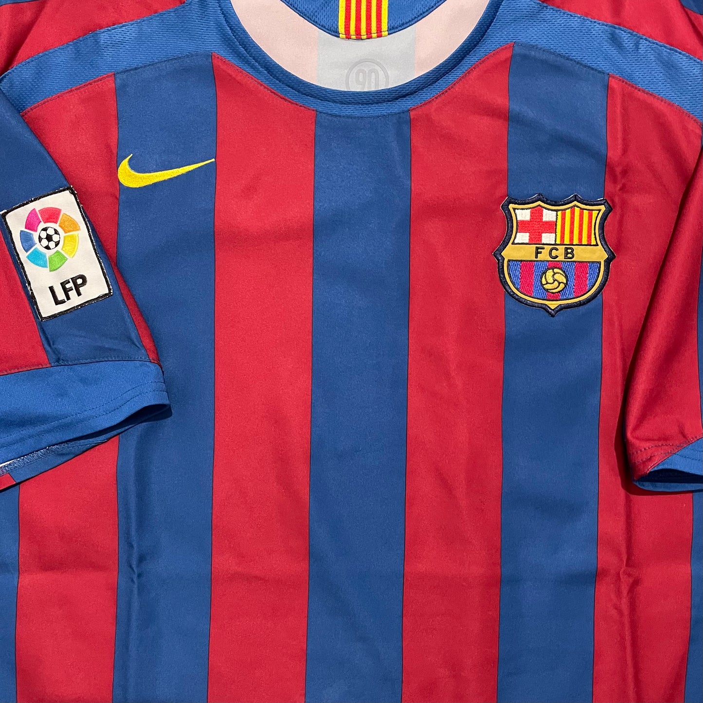2005-2006 FC Barcelona home shirt #10 Ronaldinho (XL)
